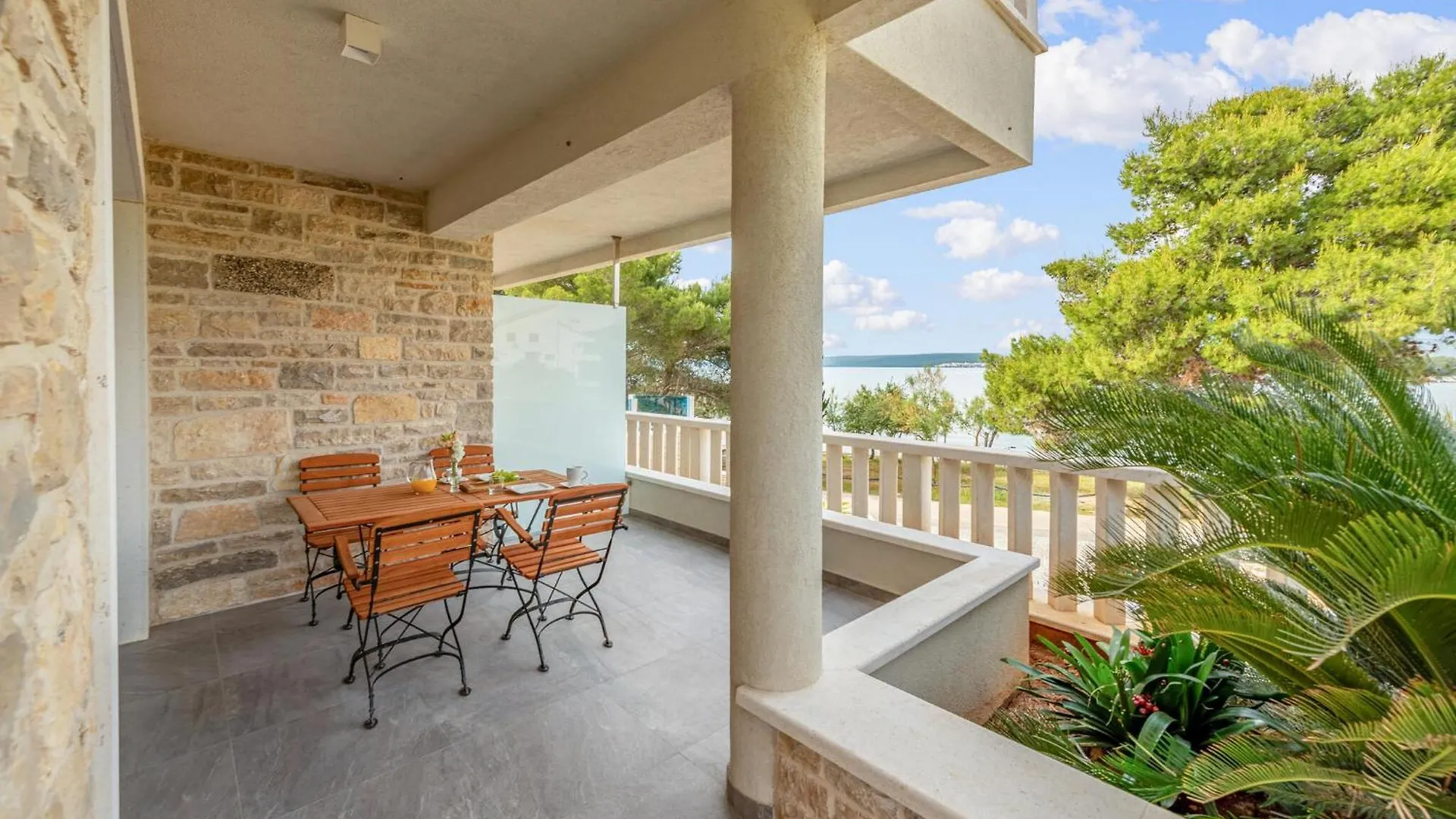 Gorgeous Apartment In Mrljane With Jacuzzi 0*,