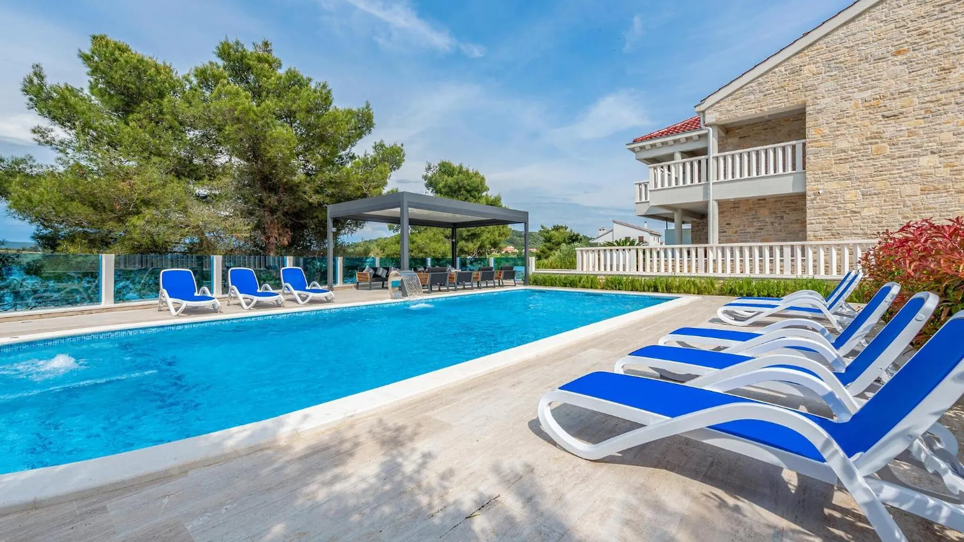 Gorgeous Apartment In Mrljane With Jacuzzi