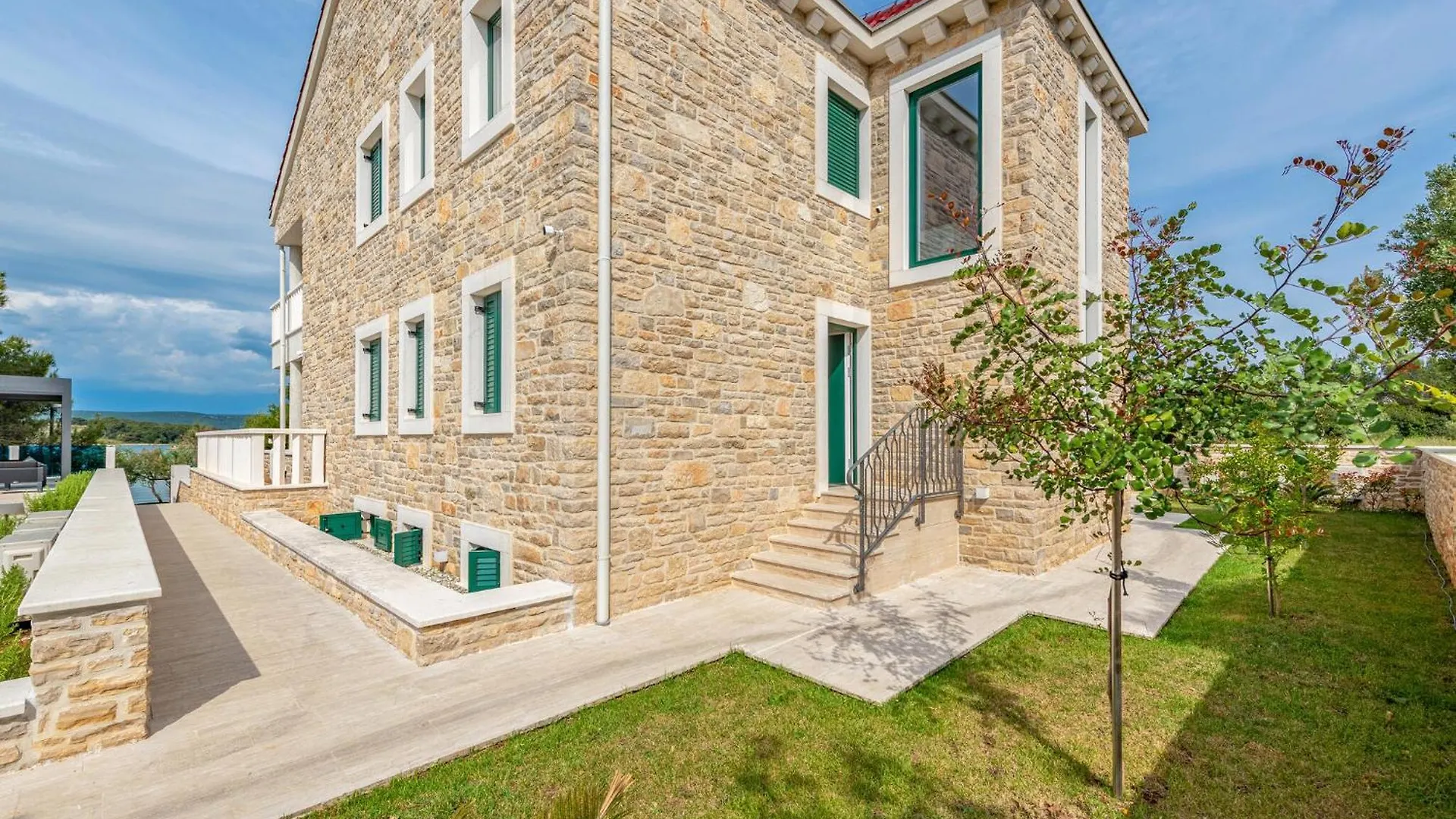 Gorgeous Apartment In Mrljane With Jacuzzi 0*,