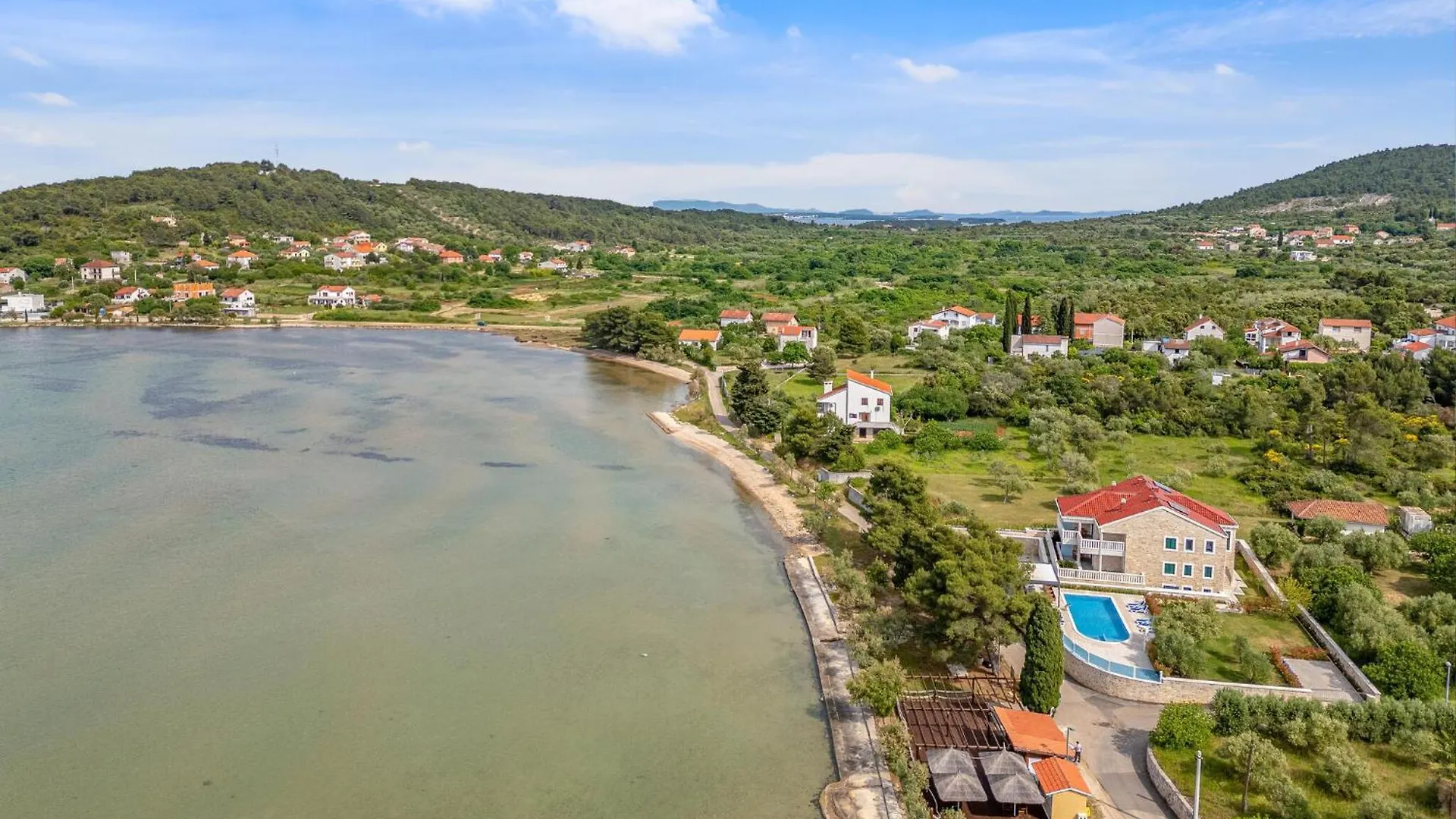 Gorgeous Apartment In Mrljane With Jacuzzi