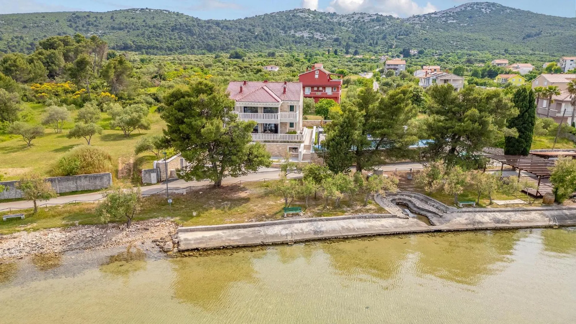 Gorgeous Apartment In Mrljane With Jacuzzi